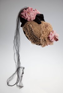 Bonnet de femme avec couronne de paille et velours noir porté par Emilie et Ida Uhri - Unknown
